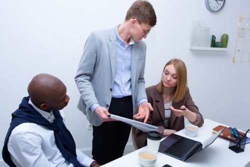 Profesionales colaborando en un entorno de trabajo