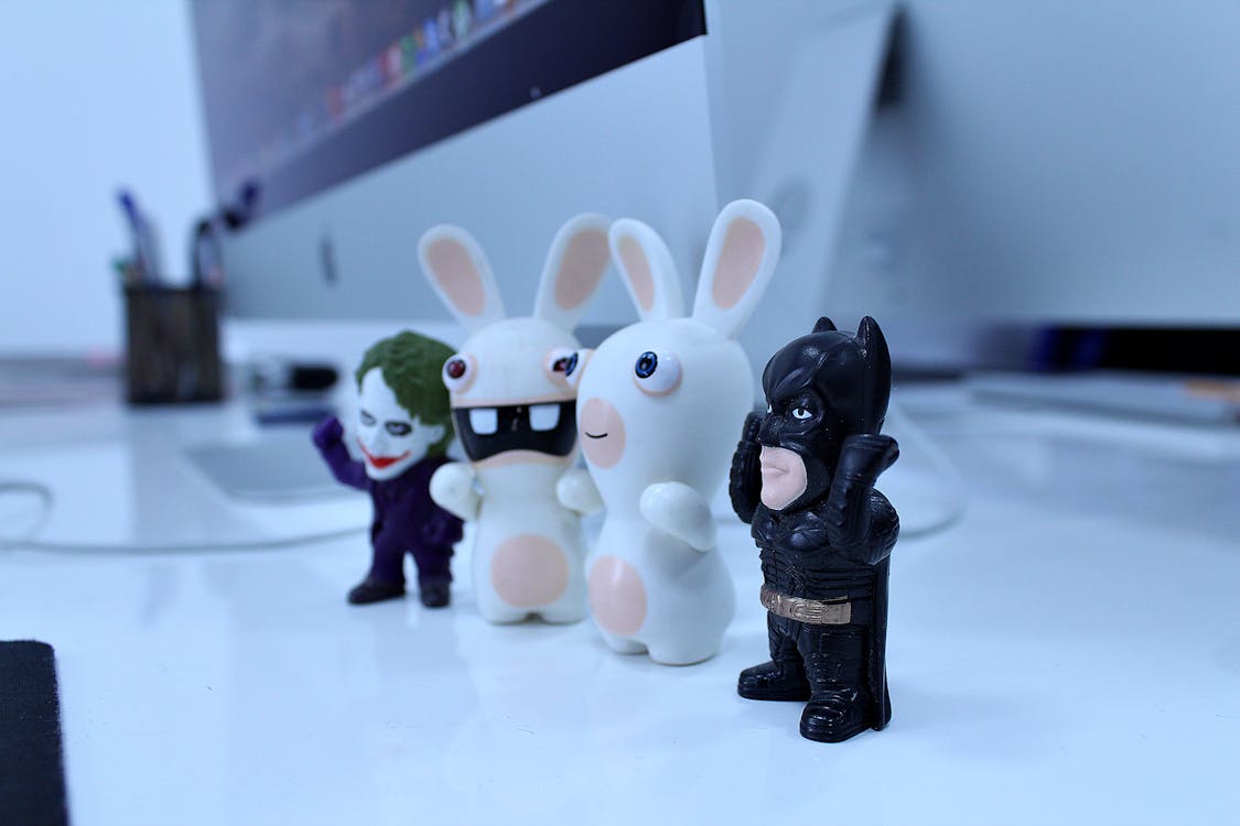 Gratis lagerfoto af batman legetøj, bord, kanin legetøj Lagerfoto