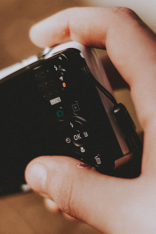 Ilmainen kuvapankkikuva tunnisteilla digikamera, elektroniikka, kädet ihmisen kädet Kuvapankkikuva
