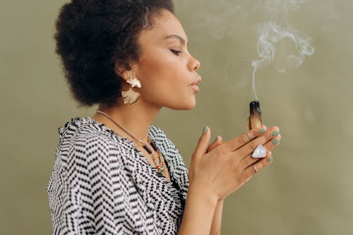 Immagine gratuita di donna afro-americana, fumare, fumo