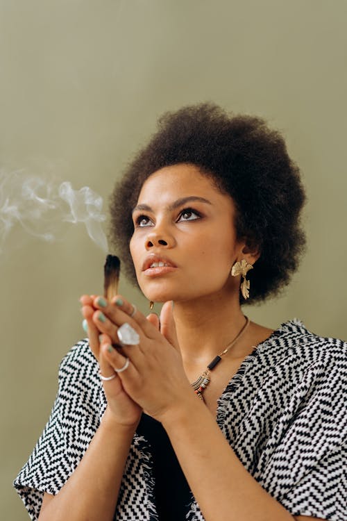Immagine gratuita di capelli afro, donna afro-americana, fumare