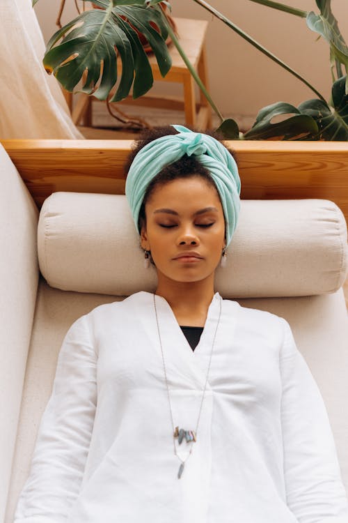 Fotos de stock gratuitas de actitud, adentro, adivinar