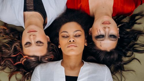 Free Three diverse women meditating together, emphasizing unity and spirituality. Stock Photo