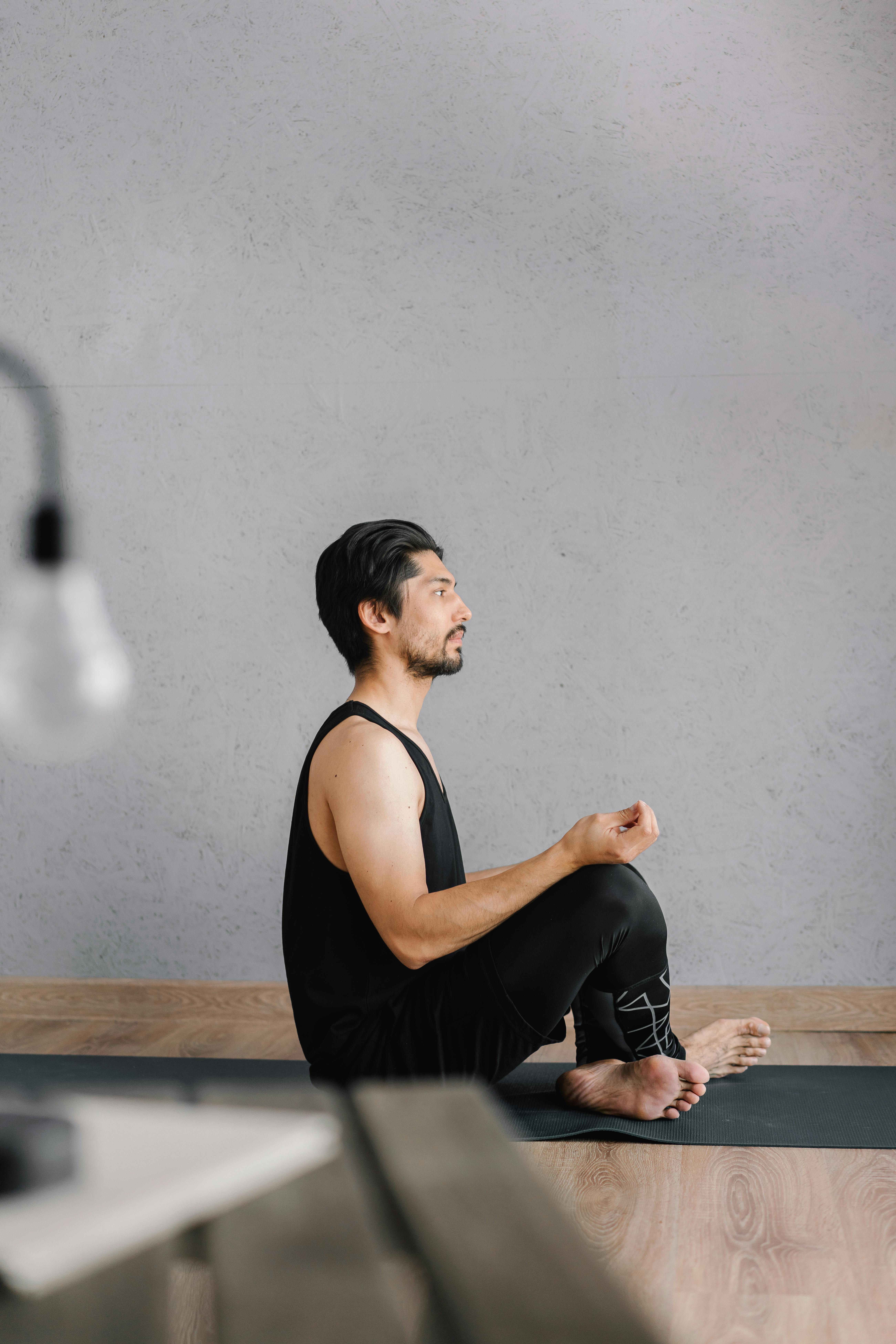 명상 기법을 실천하는 사람들의 사진