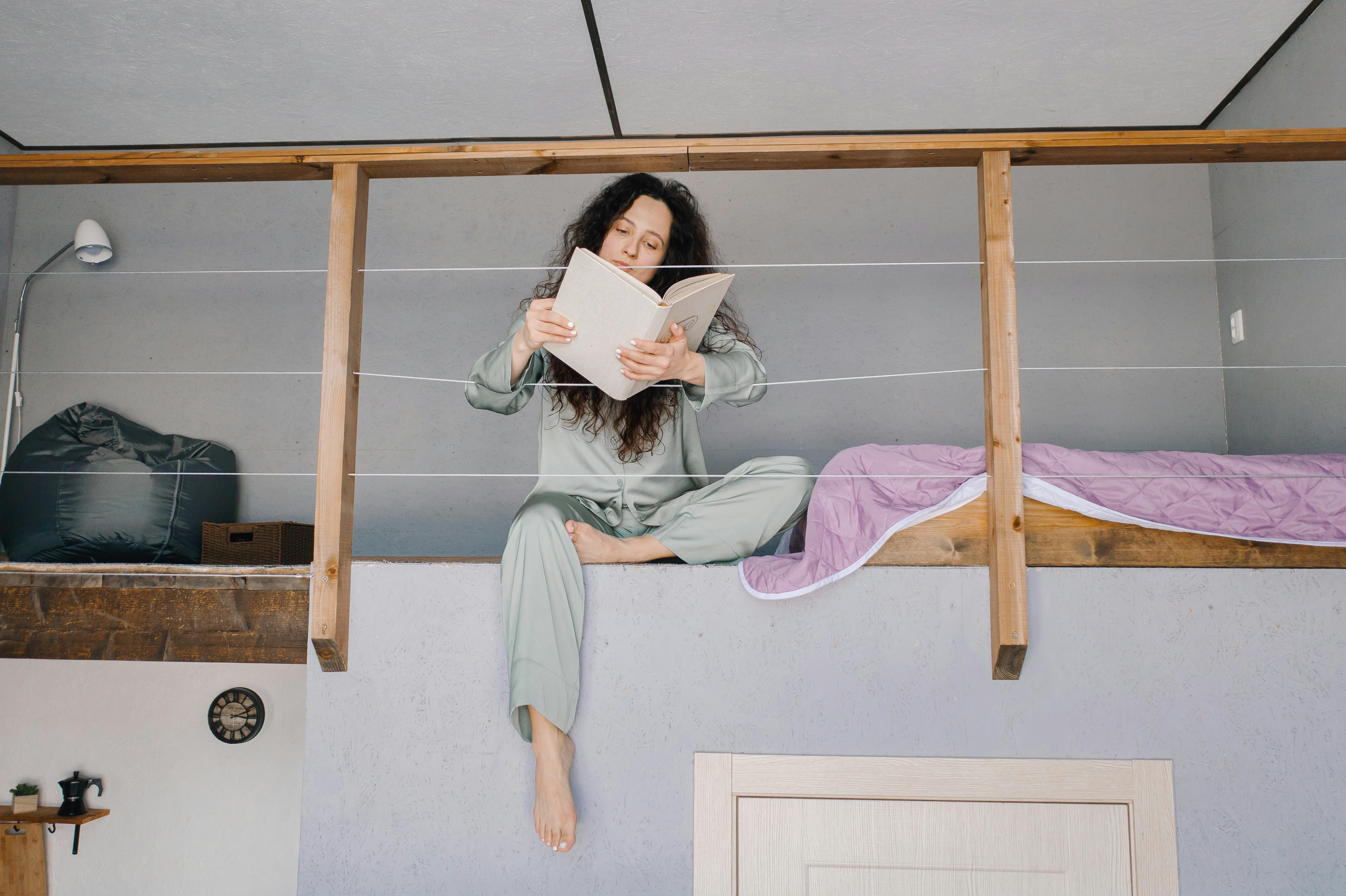 Detail der Leiter und Geländerbefestigung an einem Hochbett