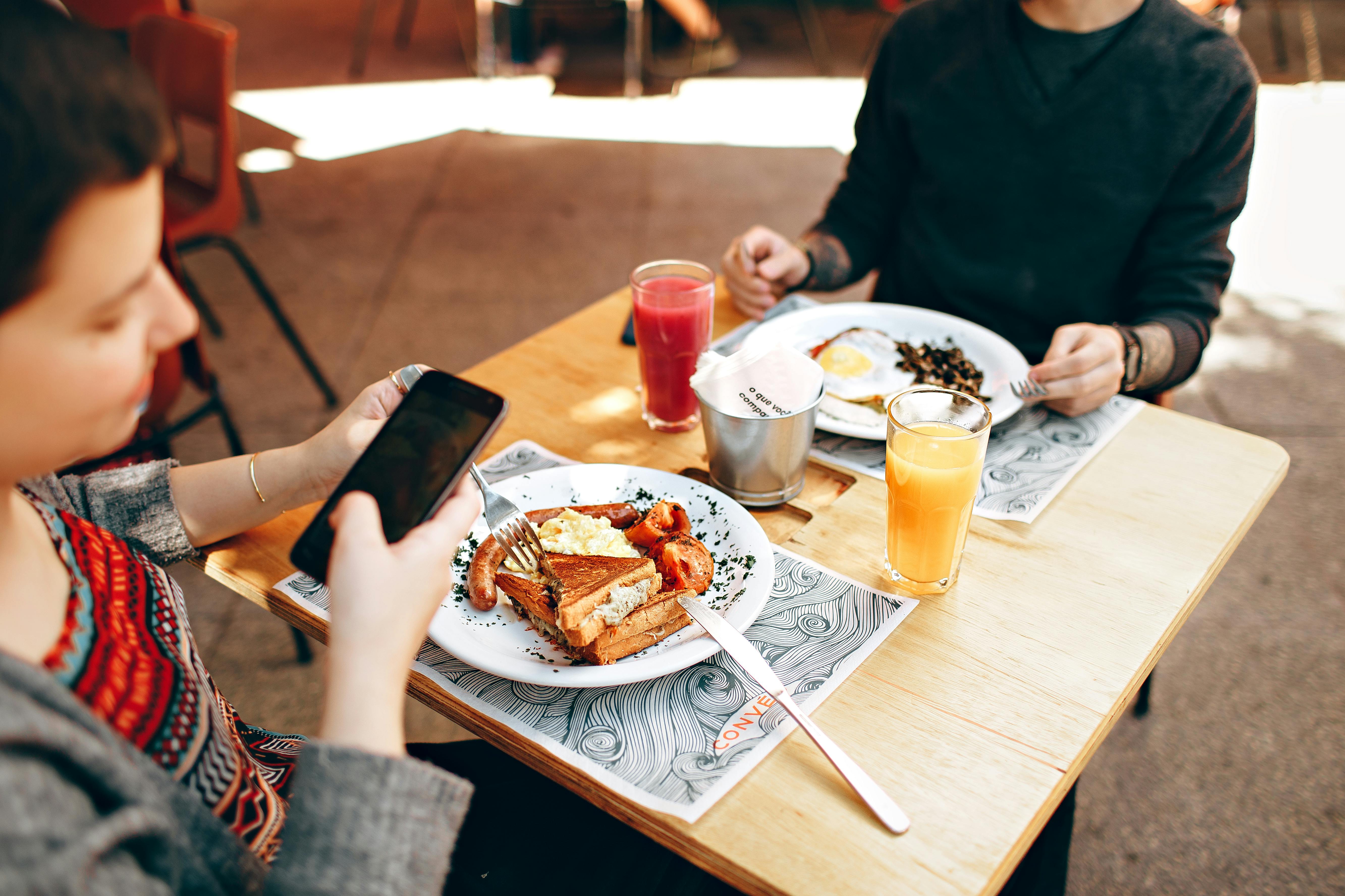 Un hombre y una mujer en un restaurante moderno. | Imagen tomada de: Pexels