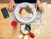 店内提供美味的早午餐，包括煎蛋、蘑菇、西红柿和果汁