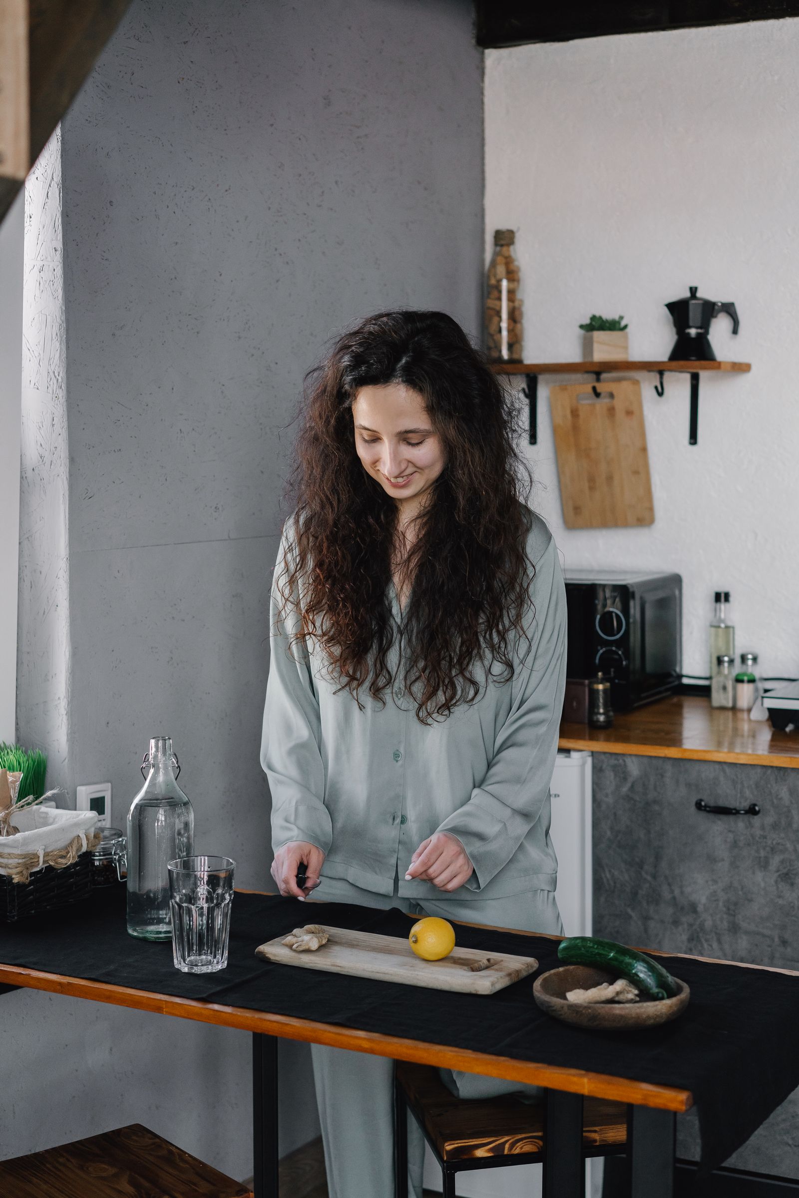 Preparing a fresh drink with natural ingredients