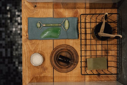 Бесплатное стоковое фото с бутылка, вид сверху, деревянный стол