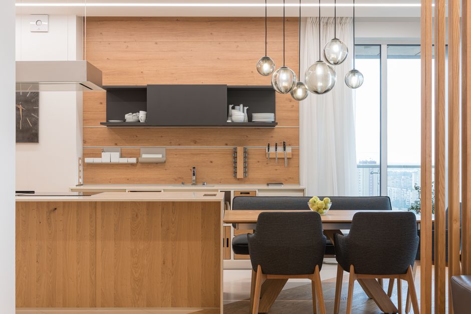 Moderne infraroodpanelen verwarmend woonkamerinterieur. Moderne infraroodpanelen verwarmend woonkamerinterieur.