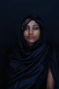 一位南亚妇女戴着黑色头巾，肖像散发着优雅与神秘