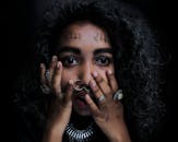 一位戴着戒指和鼻环、眼睛深邃的女人的特写肖像