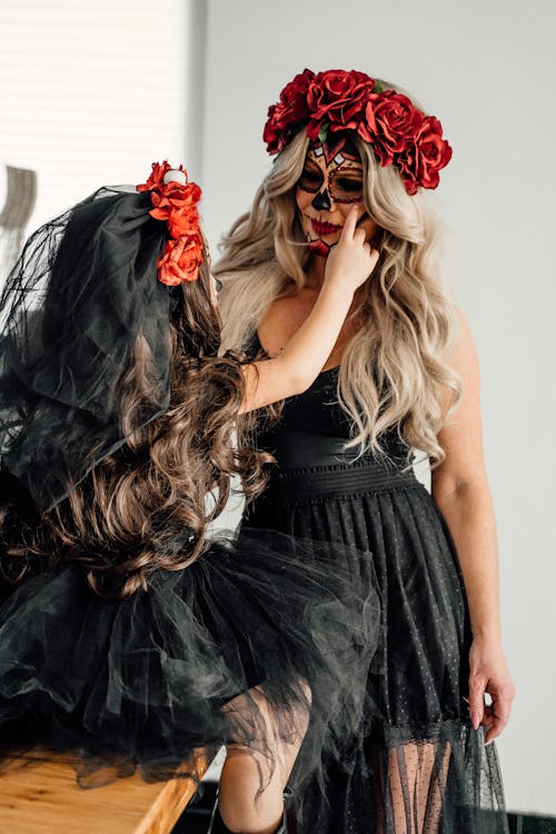 Mujer Con Cabello Rubio En Un Disfraz De Halloween