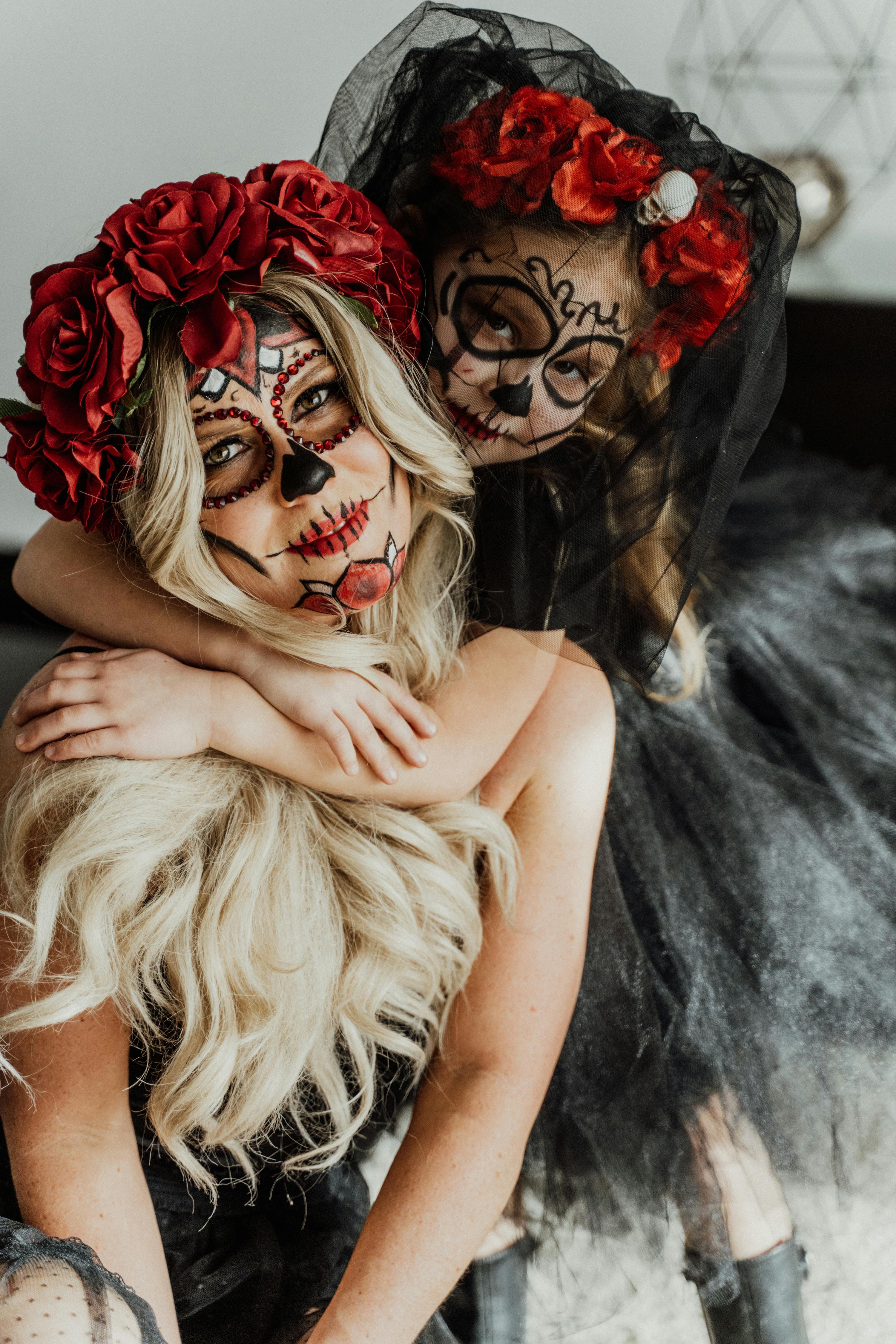 Woman with red and black face paint photo – Free People Image on