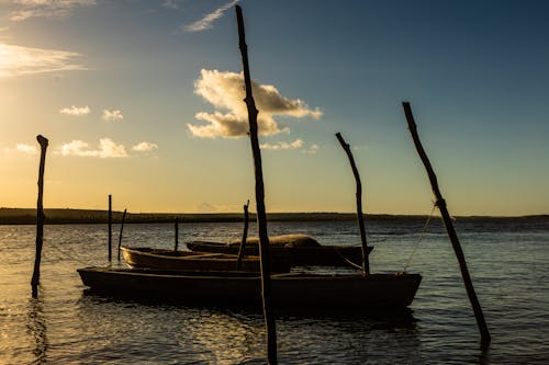 Gratis lagerfoto af aften-himlen, fiskekutter, flod