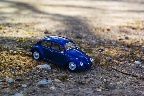 Mobil Kumbang Biru Di Rumput Kuning Dan Hijau