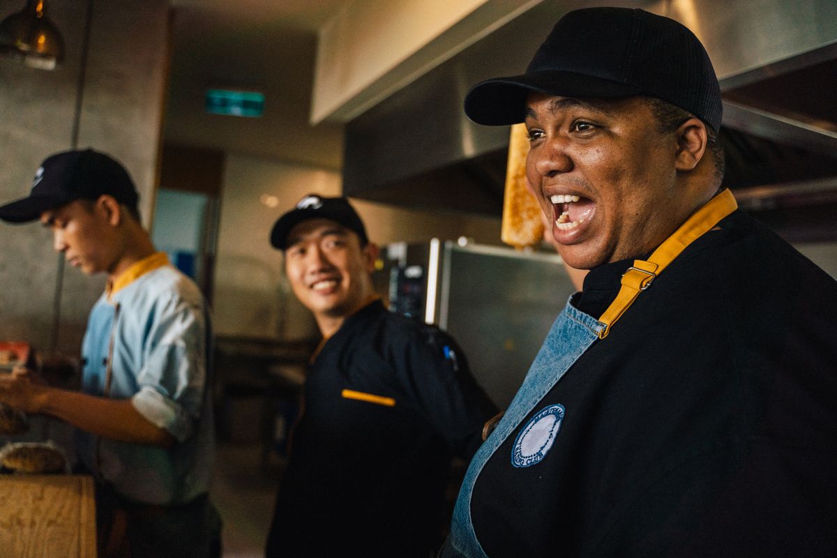 Équipe de cuisine au travail dans un établissement