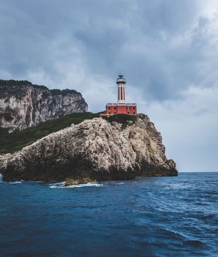 Cliff-top light station photo by Mauricio Artieda on Pexels