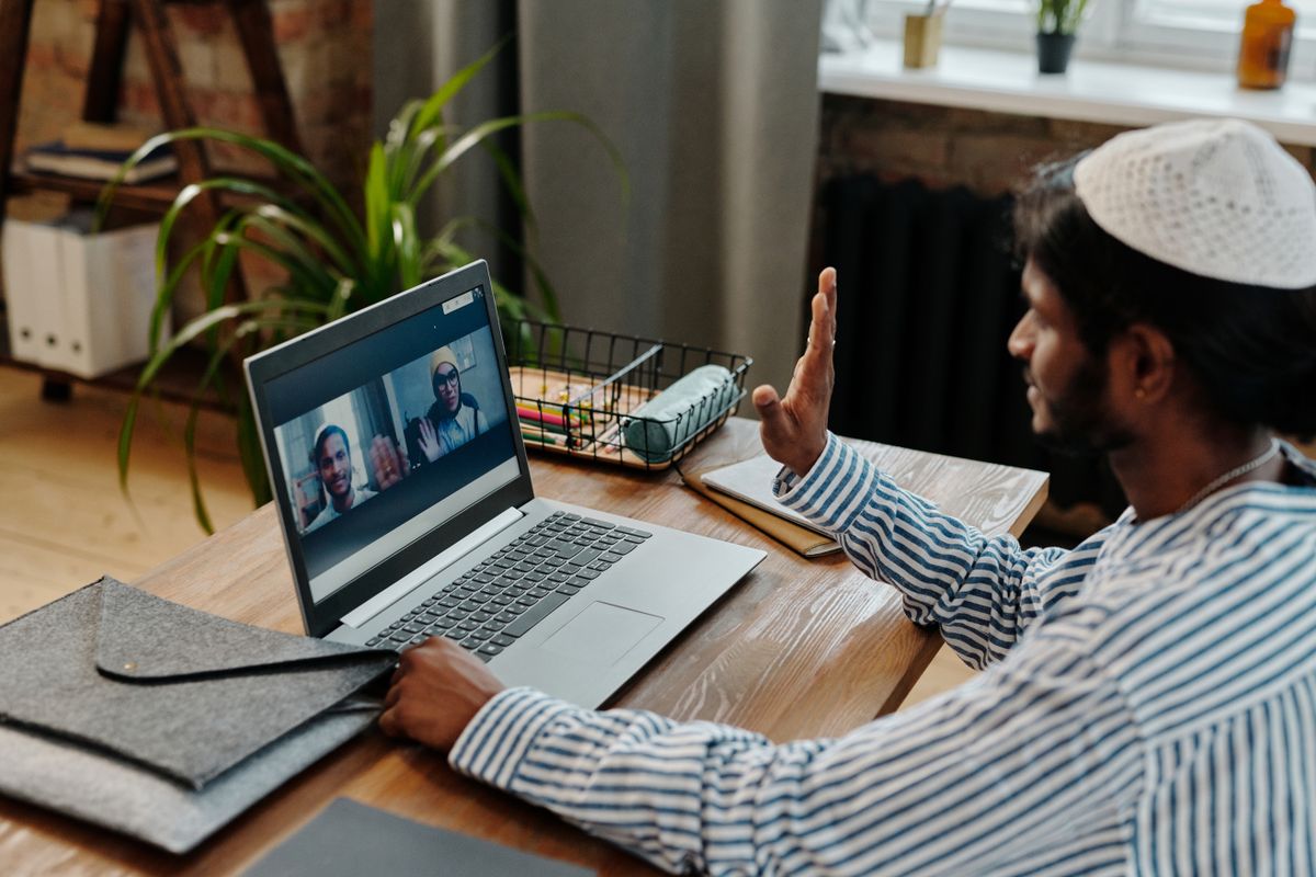 Cord Management for Video Calls: Keeping Cables Out of Frame
