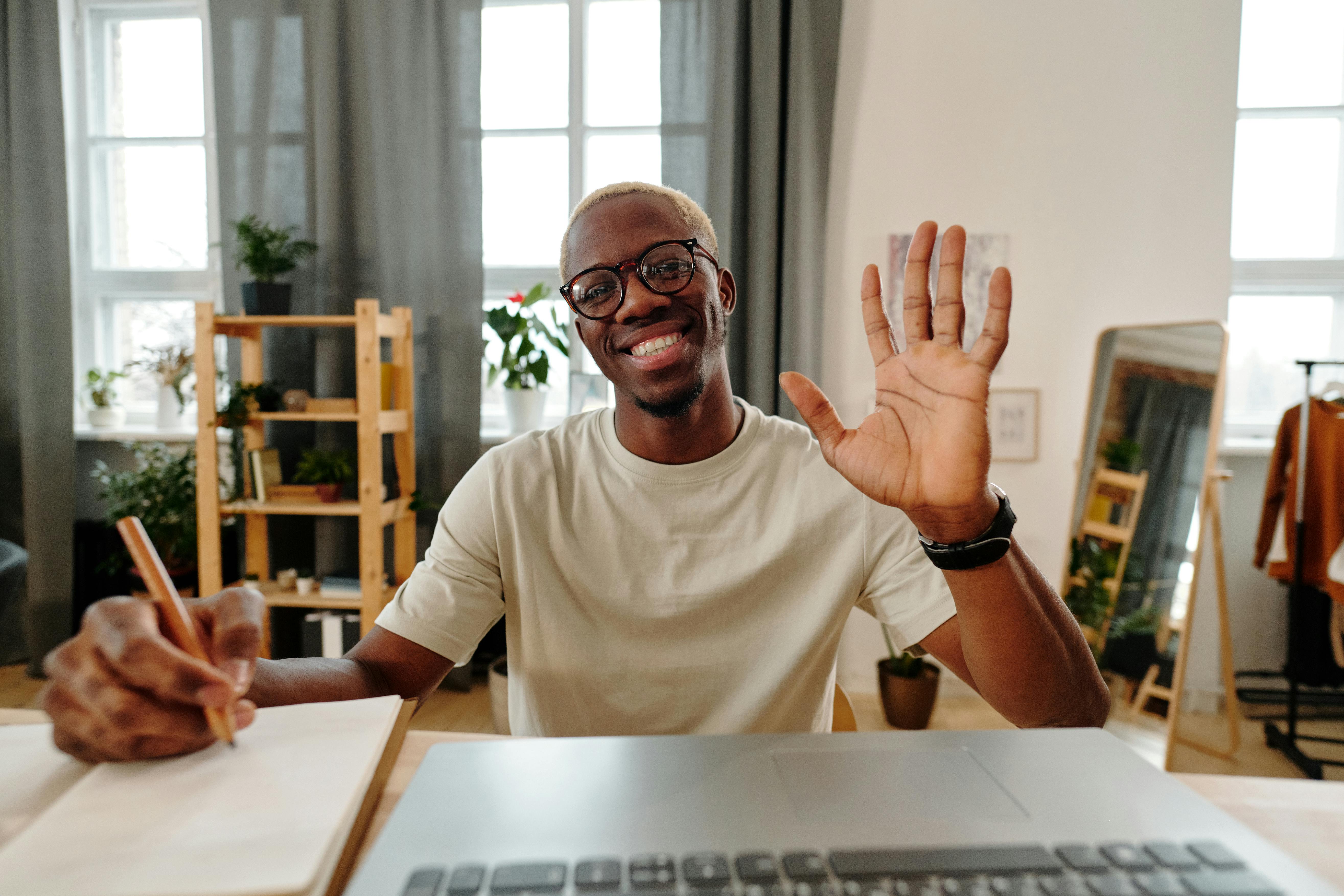 Applications for the HEY online training course on Media and Information Literacy — Photo by Diva Plavalaguna on Pexels