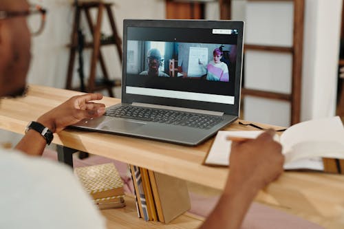 Foto profissional grátis de chamada de vídeo, computador portátil, contemporâneo