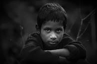 印度希奥甘杰一名小男孩的黑白肖像中，表情激烈