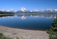 白雪皑皑的山脉倒映在宁静的湖中，令人惊叹