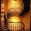 酒店环境中，华丽的枝形吊灯和装饰细节点缀着豪华的螺旋楼梯