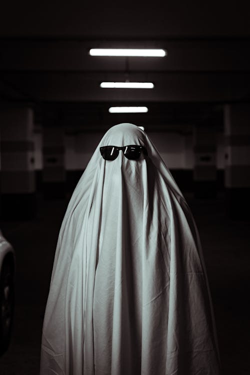 Foto profissional grátis de cobertor branco, escuro, irreconhecível