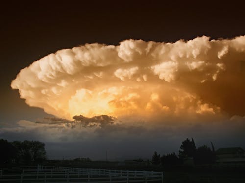 Witte En Gele Bewolkte Hemel Boven Landbouwgronden