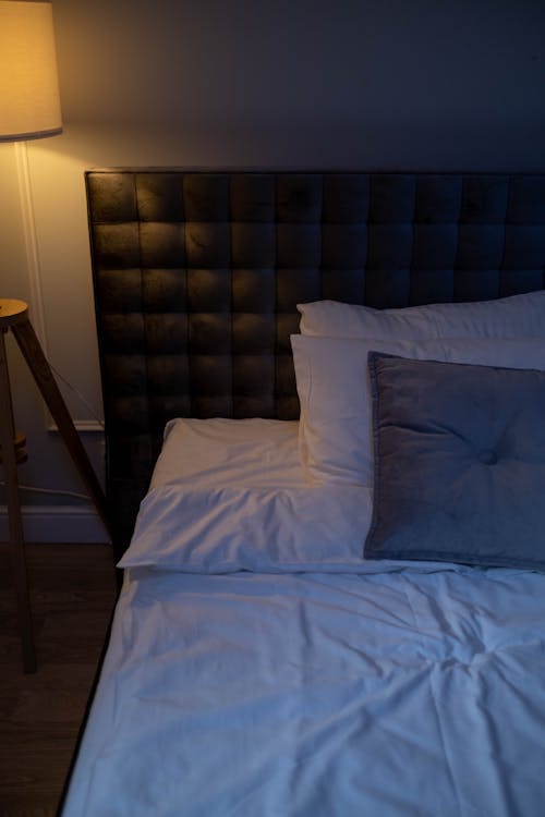 Gratis Fotos de stock gratuitas de almohadas, cama, habitación Foto de stock