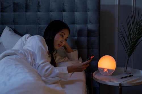 Foto stok gratis insomnia, jam alarm, kamar tidur