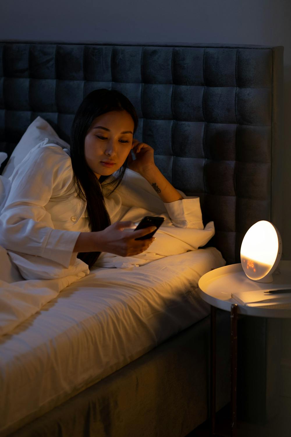 Uso de celular antes de dormir prejudica o sono e saúde mental