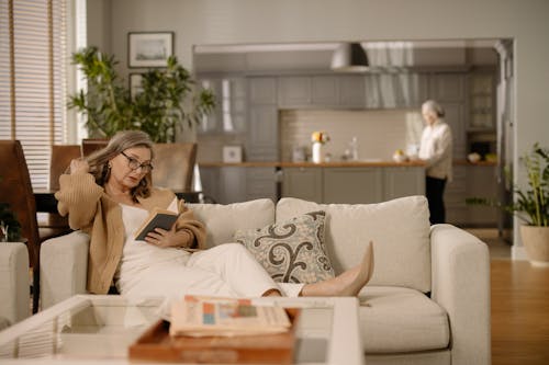 Foto profissional grátis de dentro de casa, idosos, lendo um livro