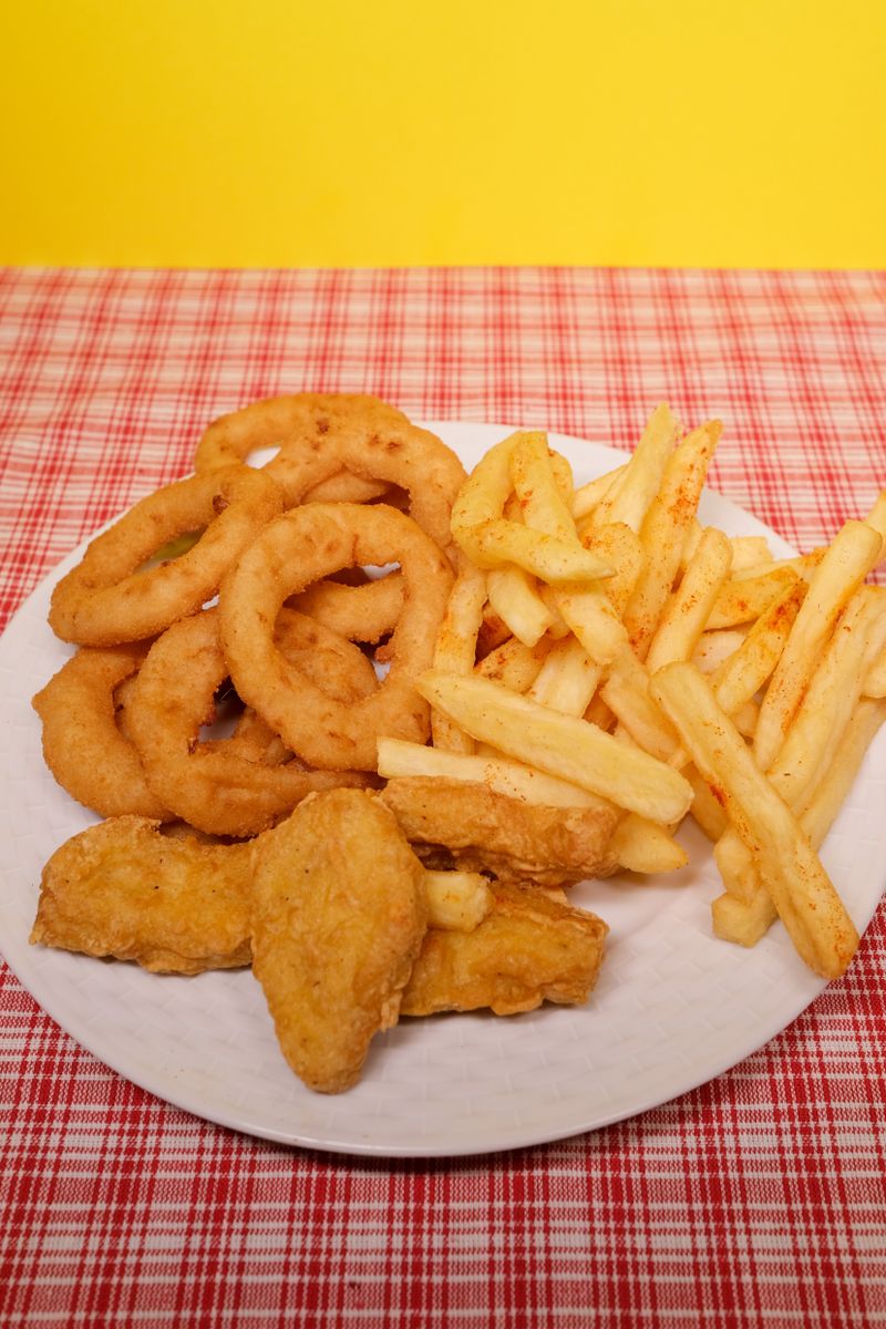 Almejas al vapor con ajo y perejil en plato blanco