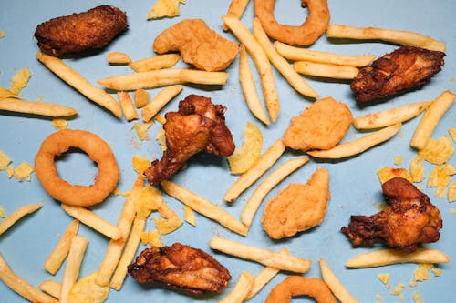 Kostnadsfri bild av kycklingvingar, mat flatlay, pommes frites