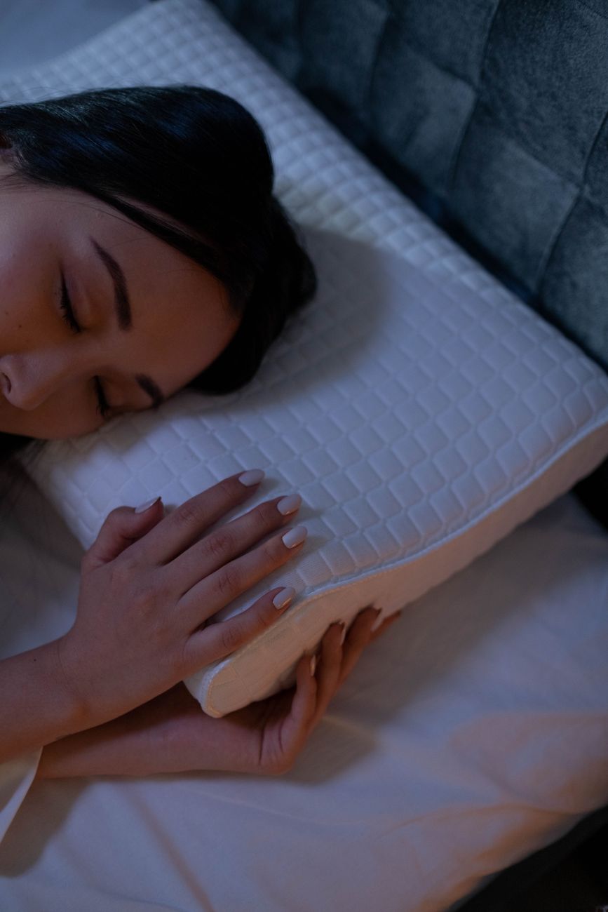 Mujer durmiendo cómodamente con almohada cervical