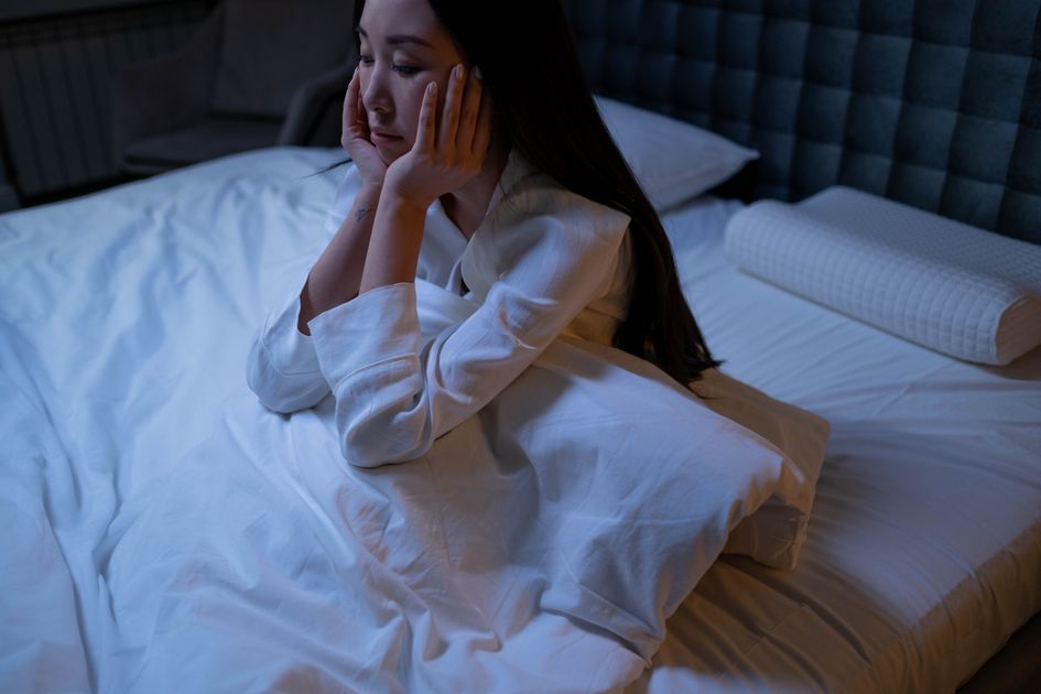 밤에 뒤척이며 잠을 설치는 모습