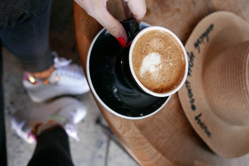 Darmowe zdjęcie z galerii z cappuccino, dziewczyna, kawa