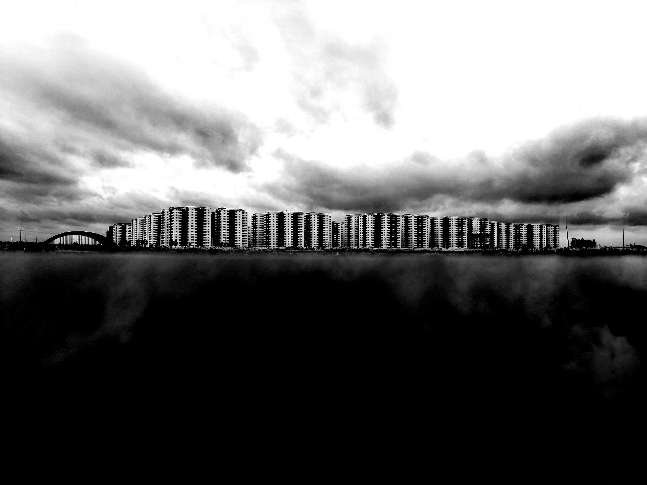 블루라이트 차단 안경을 쓴 여성