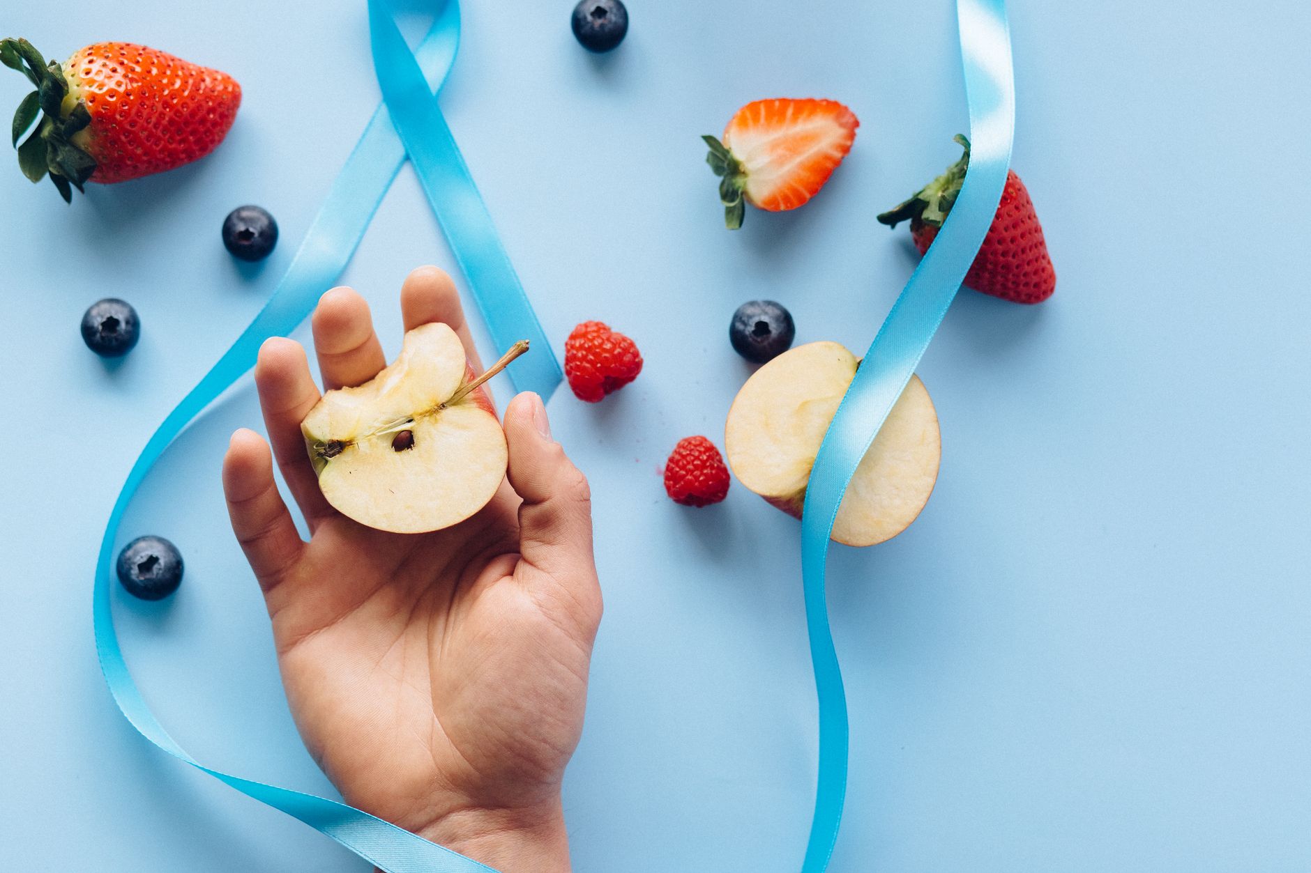 Apples, berries and other produce that can contribute flavanols, underscoring why food choice matters more than a simple serving count.