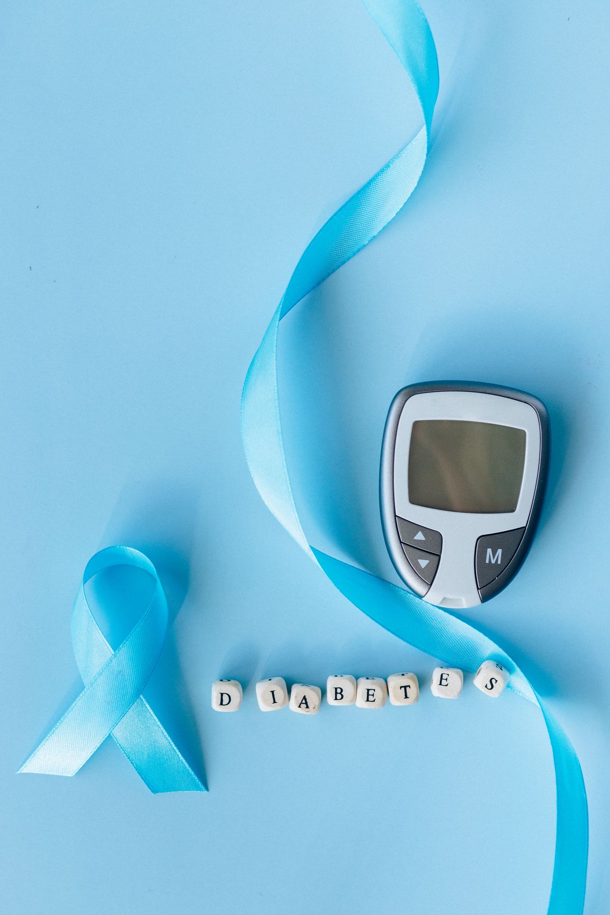 Blood glucose meter with diabetes awareness ribbon