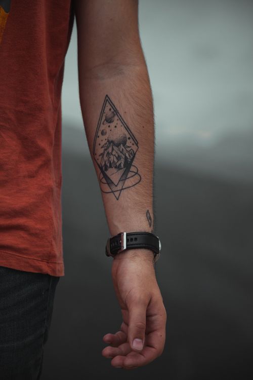 Free Crop faceless male in casual clothes with wristwatch and tattoo on hand standing on blurred background Stock Photo