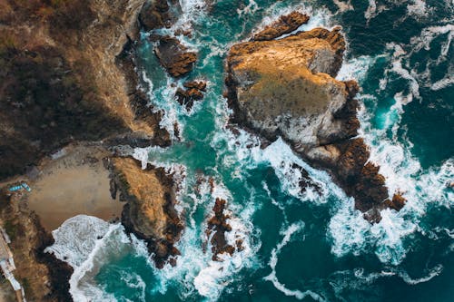 Vue Aérienne De La Formation Rocheuse Sur Le Littoral