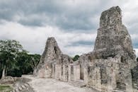 探索古老的石头废墟，映衬着忧郁的天空，捕捉历史建筑和自然宁静