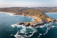 墨西哥岩石海岸线和海浪的宏伟航拍镜头