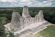 从空中视角探索坐落在郁郁葱葱的丛林景观中的雄伟的古玛雅遗址