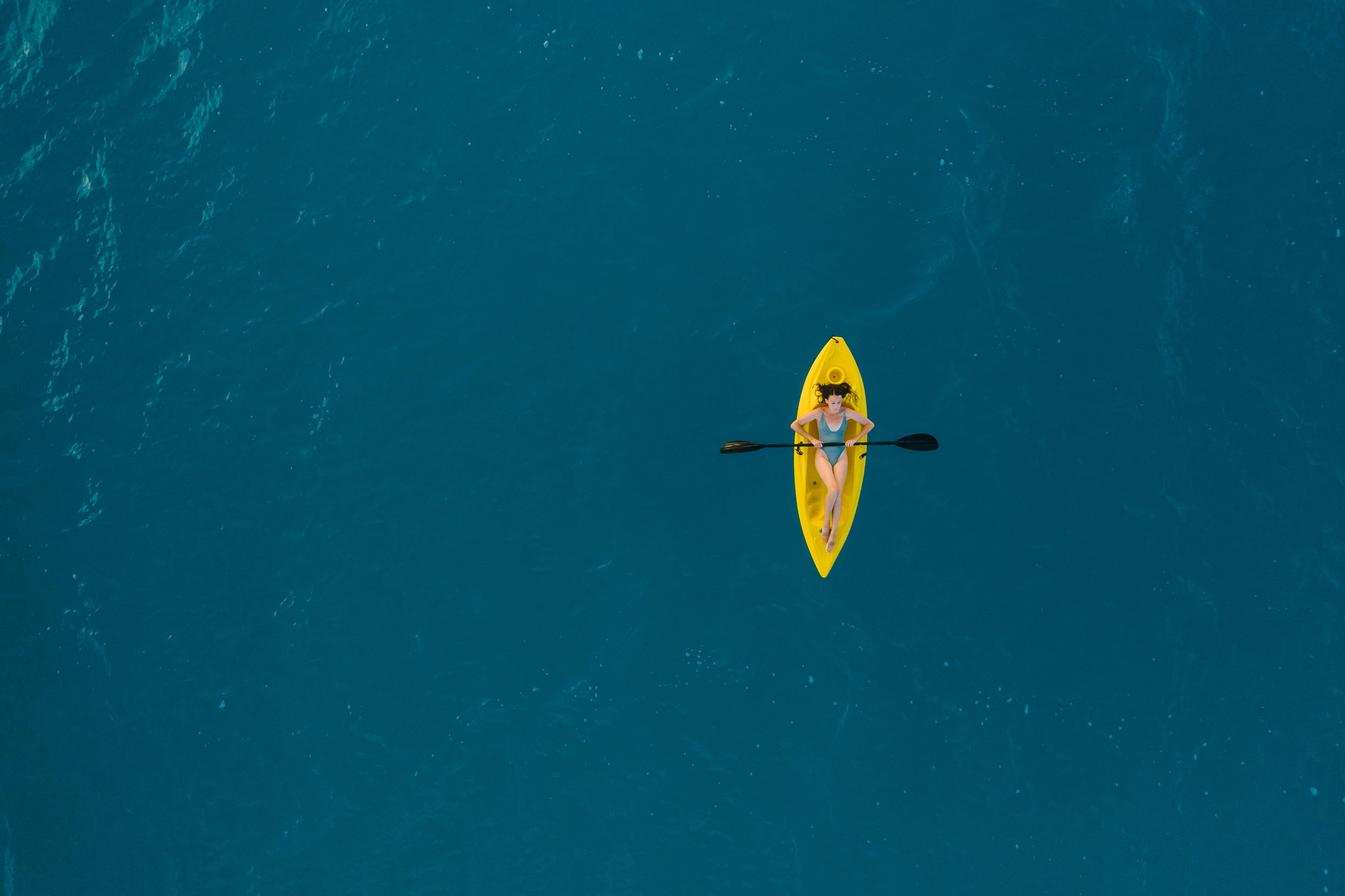 鸟瞰图的一名女子皮艇在明确的，绿松石水域的巴克塞特，墨西哥