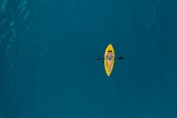 鸟瞰图的一名女子皮艇在明确的，绿松石水域的巴克塞特，墨西哥