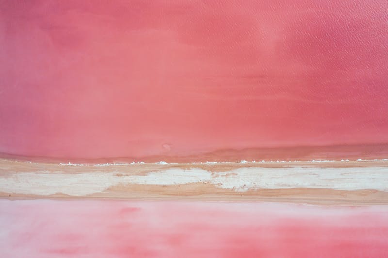 Vue aérienne d'un lac de sel rose frappant au Yucatán, Mexique